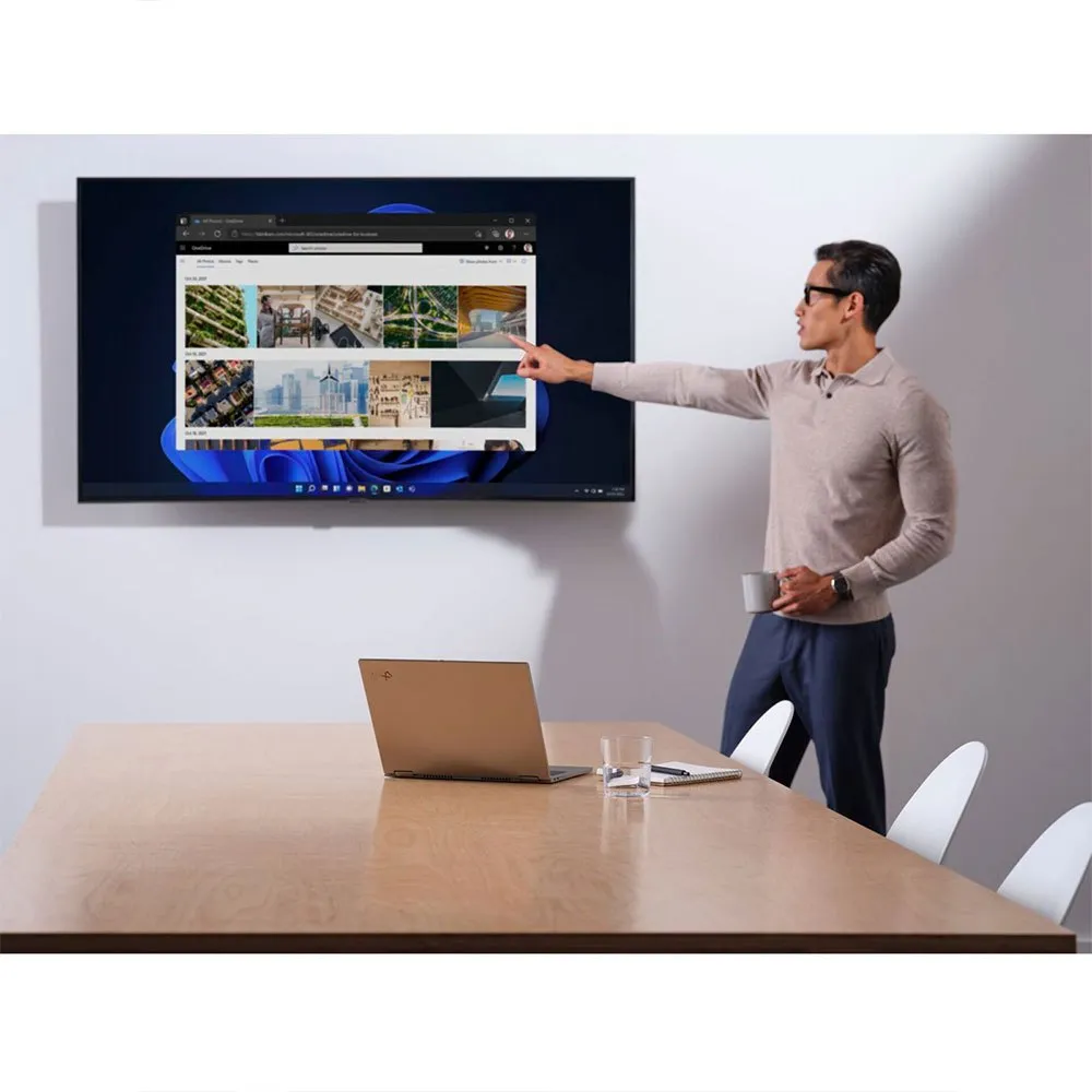 Professioneller Anwender präsentiert Inhalte auf einem großen Bildschirm mit Windows 11 Pro for Workstation in einem Konferenzraum.